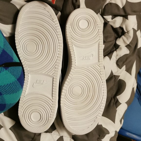 Nike shoes - Picture 2 of 3